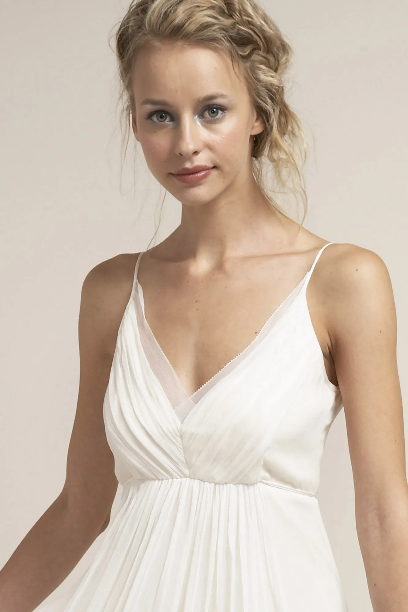 HB6622 Effortless  and Simply Stunning Wedding Dress